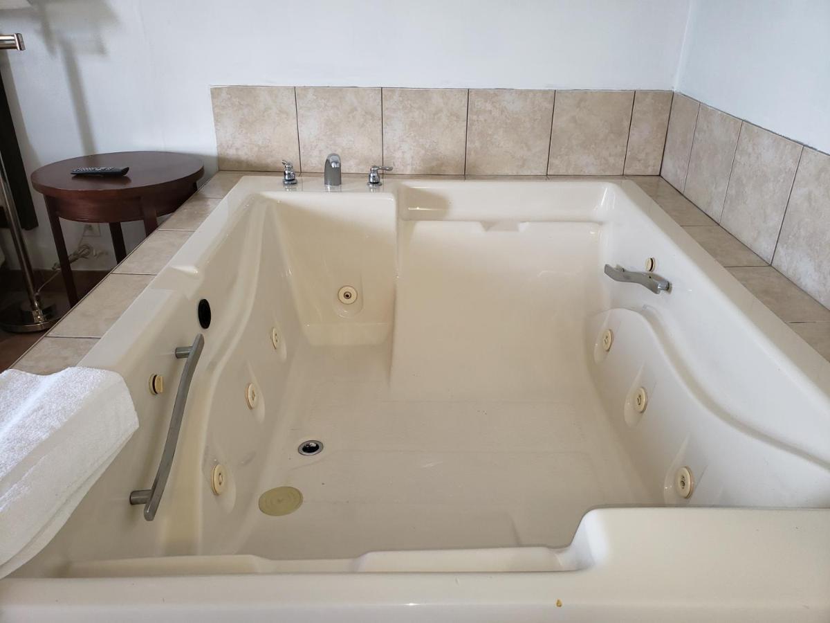 Suite Hot Tub,1006223443:JPEG