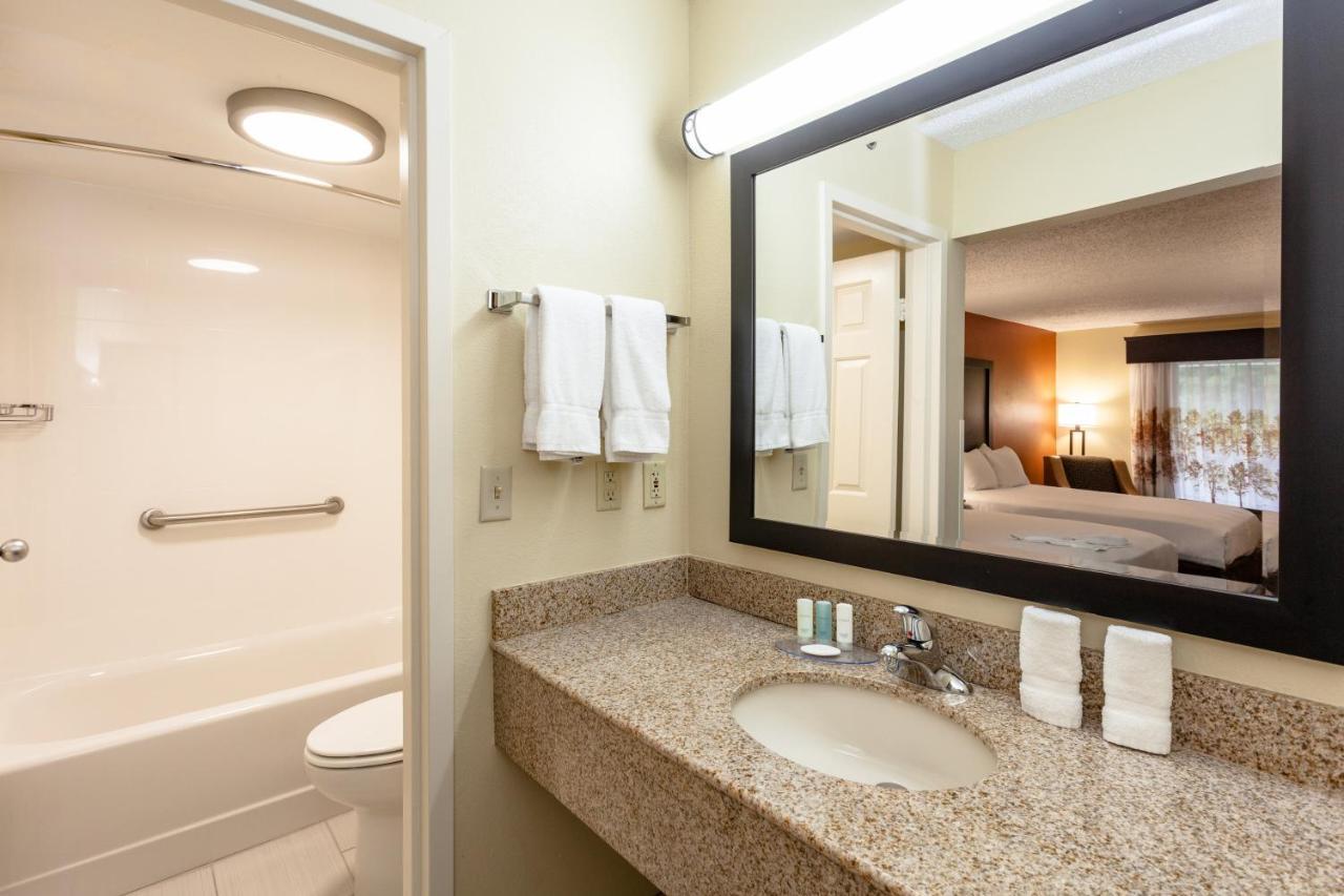 Queen Room with Two Queen Beds - Non-Smoking,1742762517:JPEG