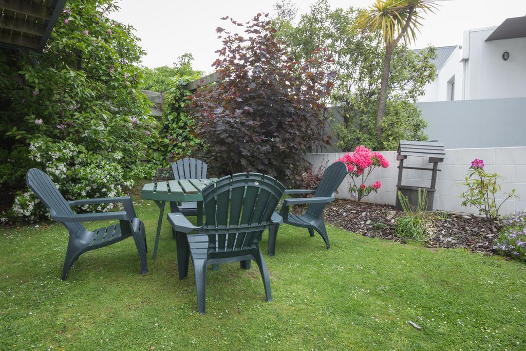 Studio with Garden View,290662176:JPEG