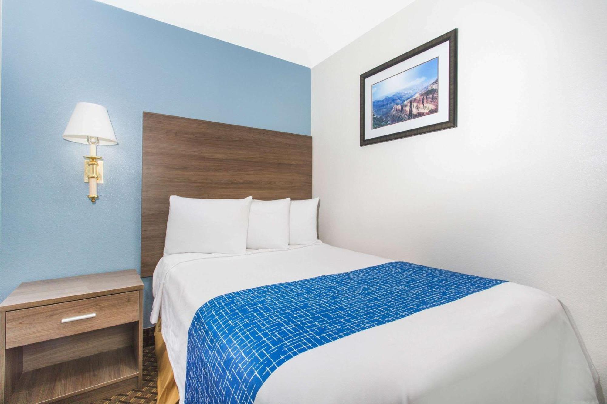 Suite with Queen and Double Bed - Non-Smoking,1281409783:JPEG