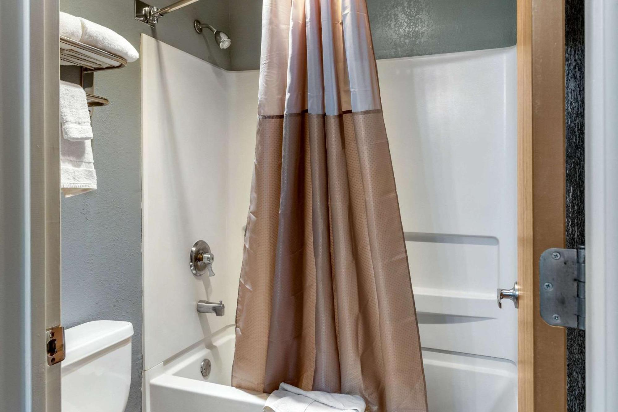 Queen Room - Non-Smoking,1275955549:JPEG