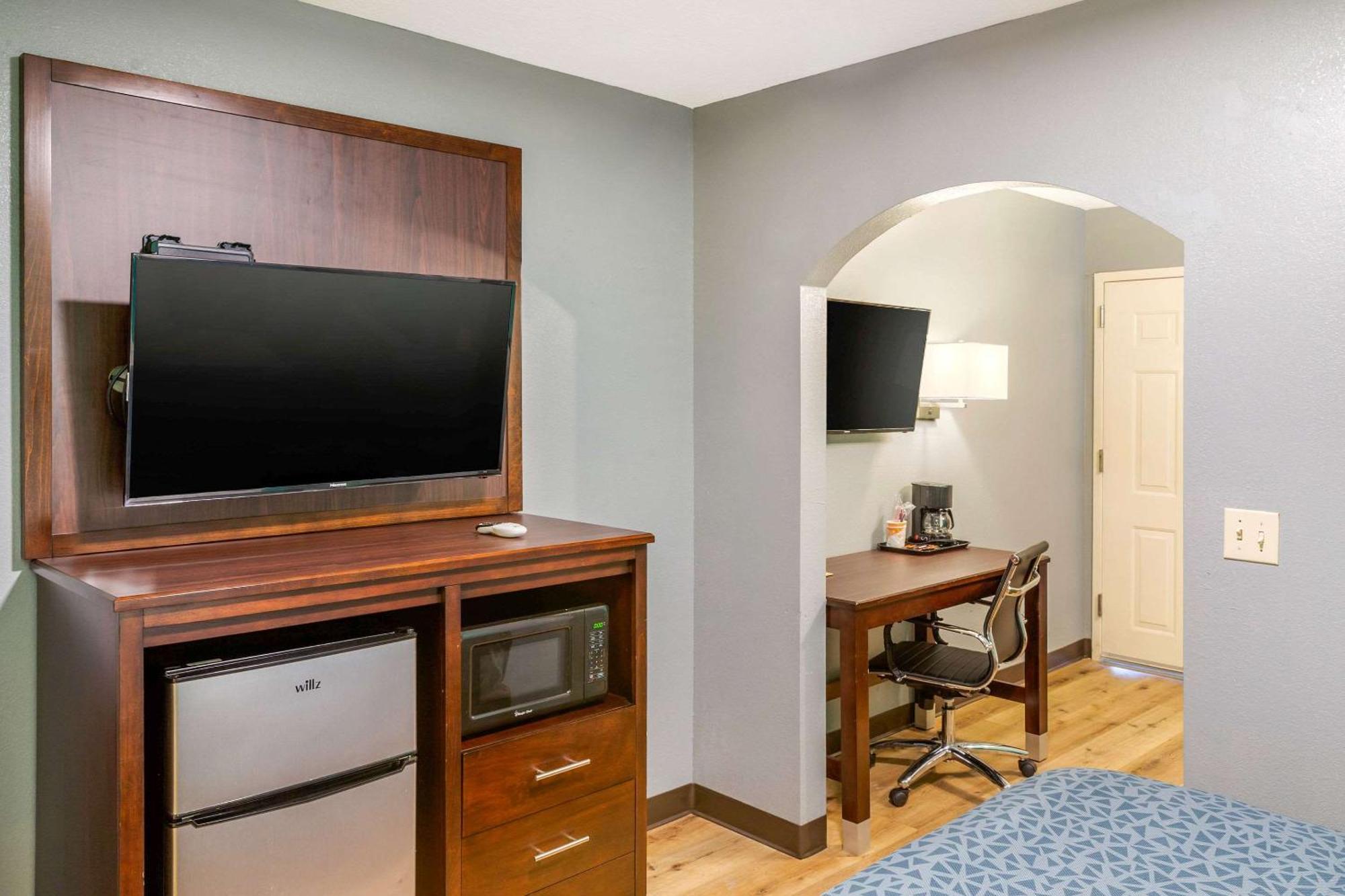 King Suite - Non-Smoking,1275955042:JPEG