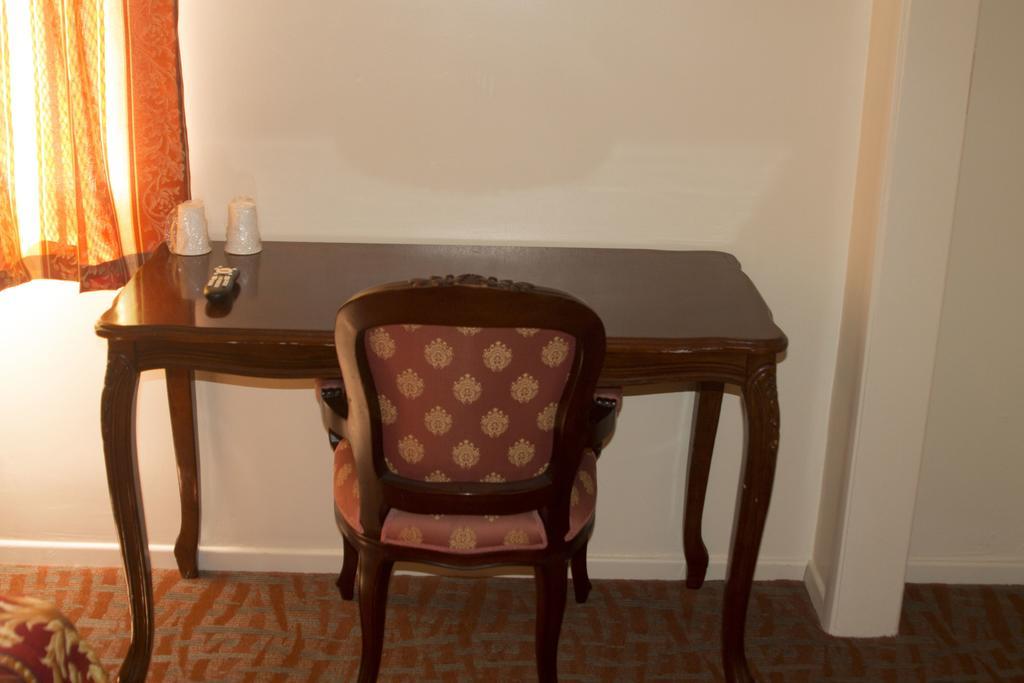 Standard Room with One Queen Bed