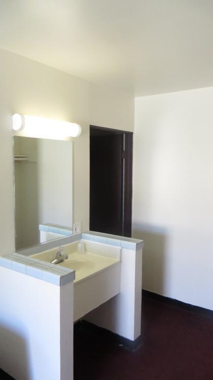 Habitación con cama extragrande.