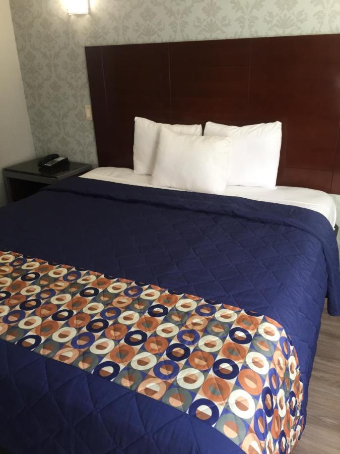Habitación con cama grande