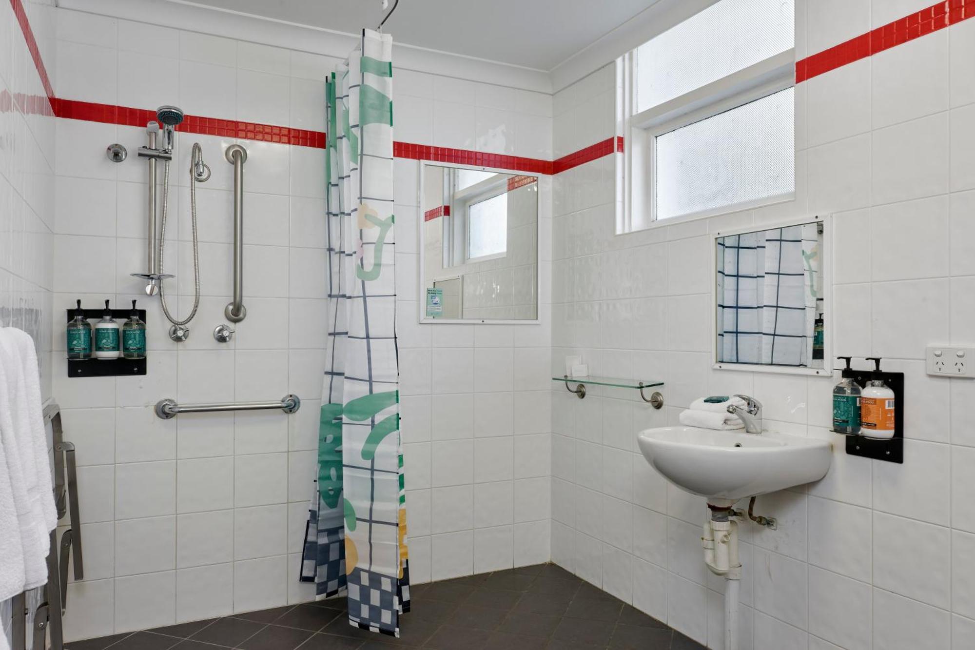 Twin Room,1500268018:JPEG