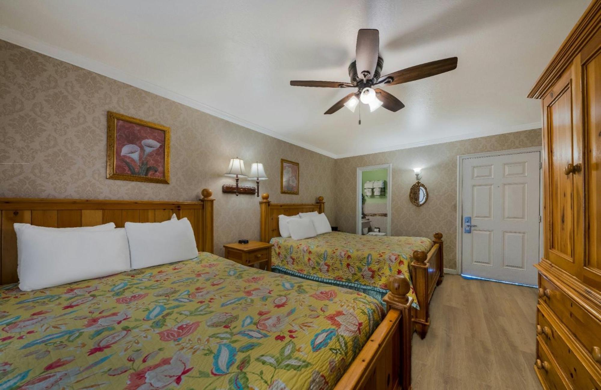 Standard Two Queen Beds,1530199213:JPEG