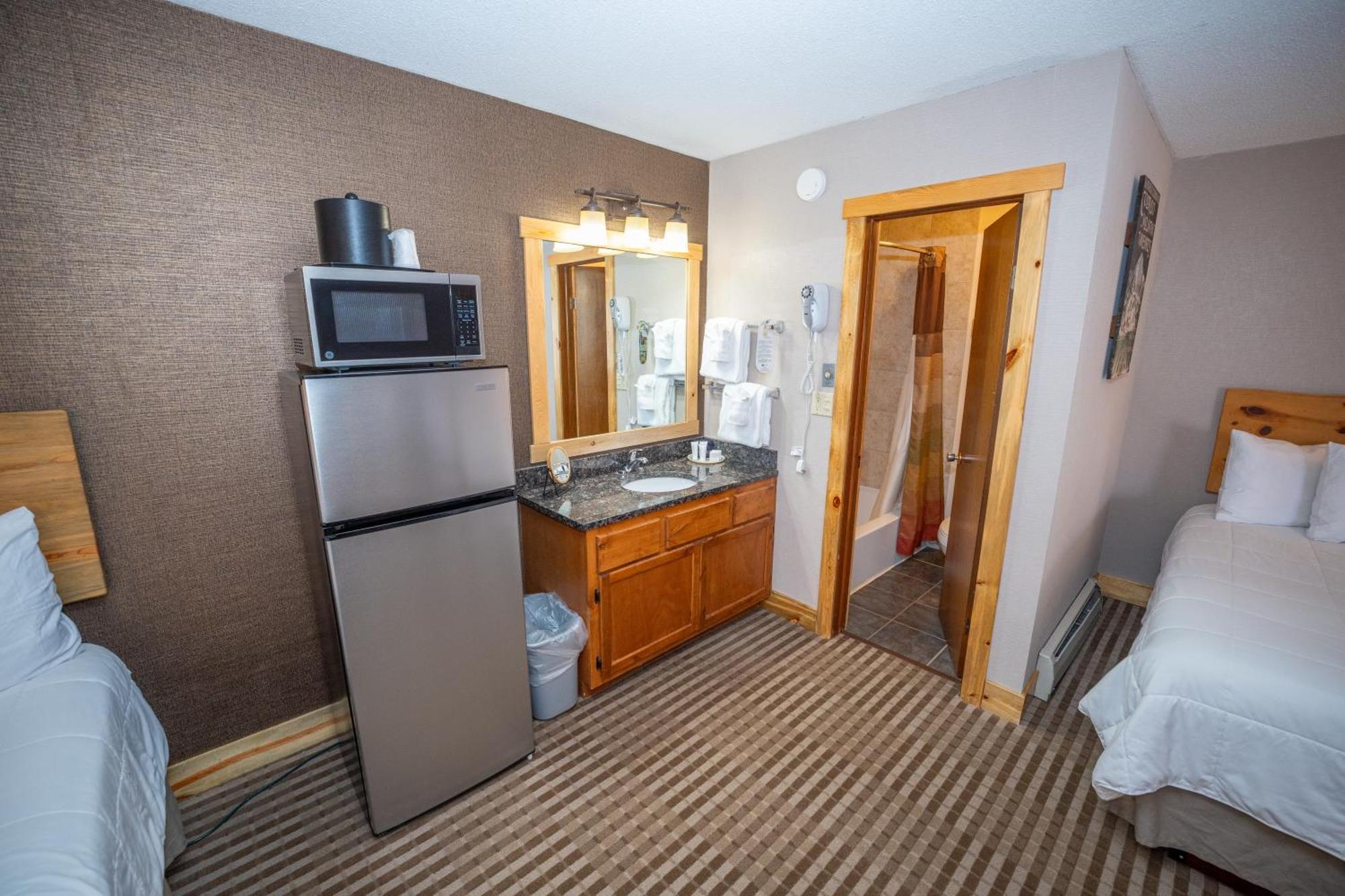 3 Queen Room Non-Pet Friendly