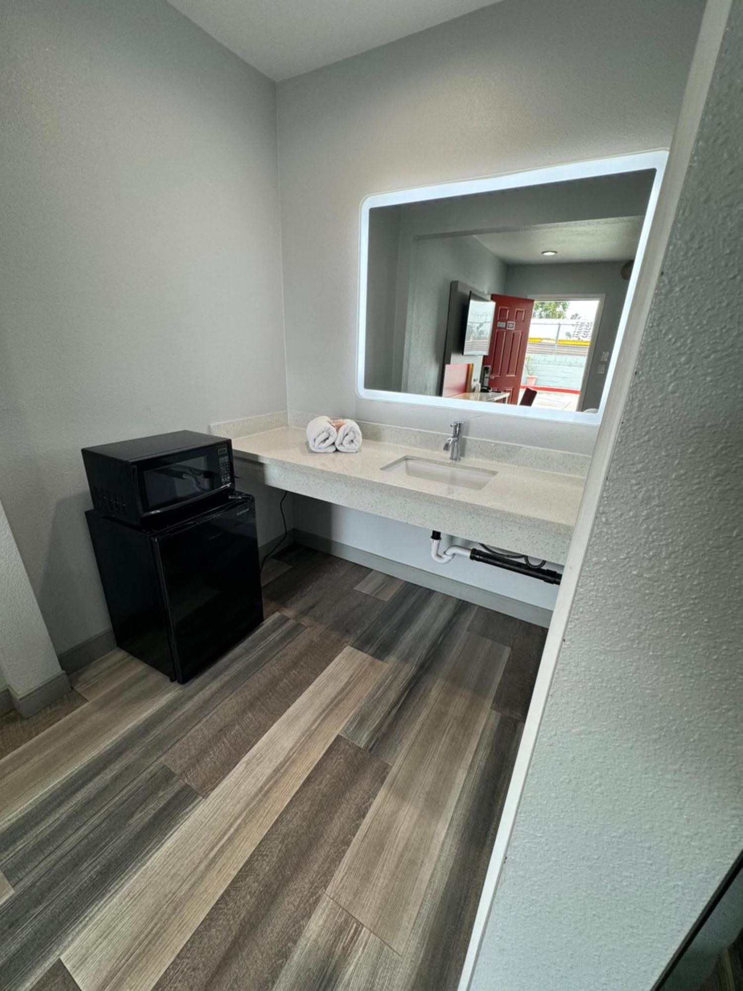 Habitación con cama grande