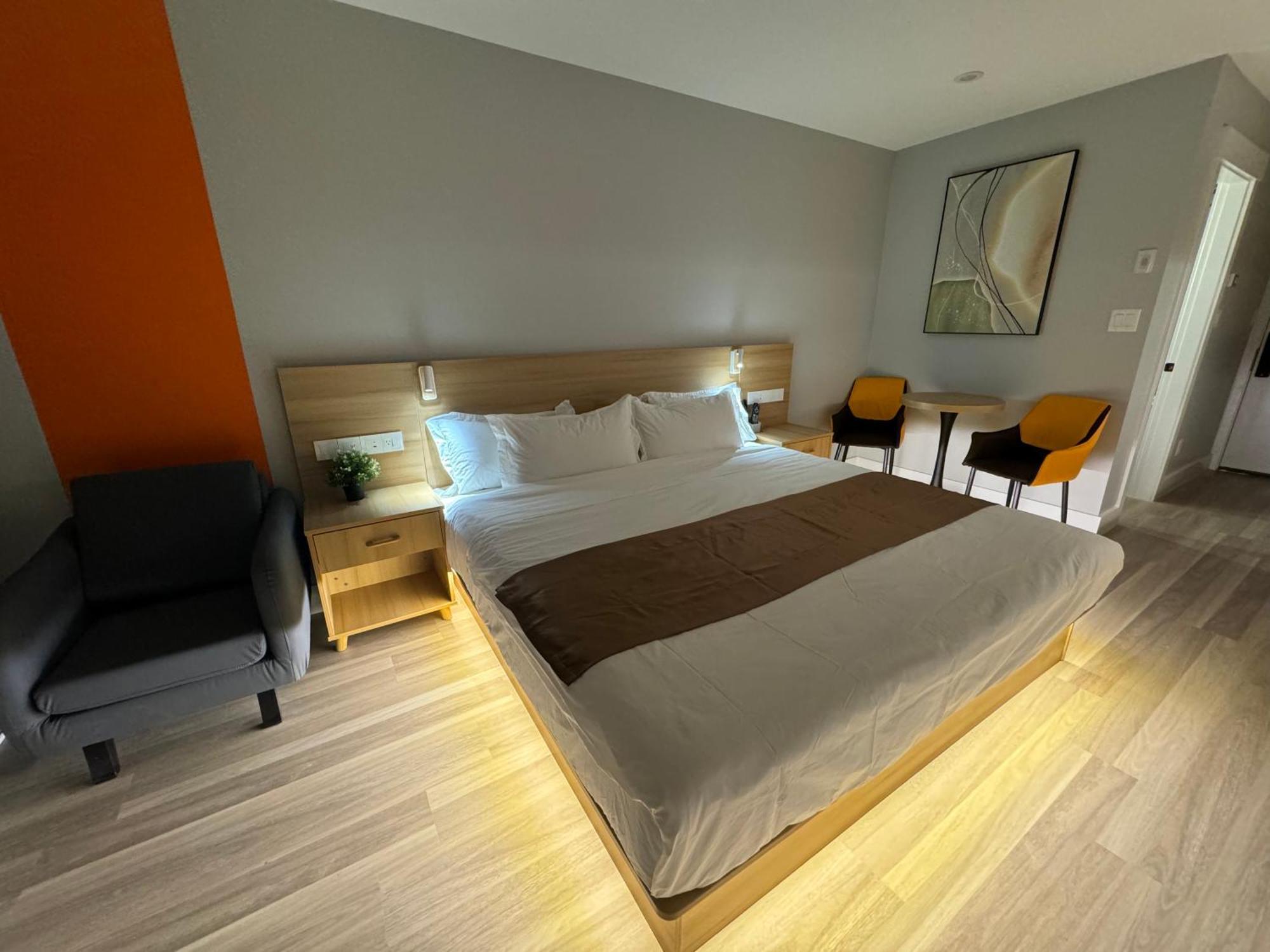 Deluxe King Suite