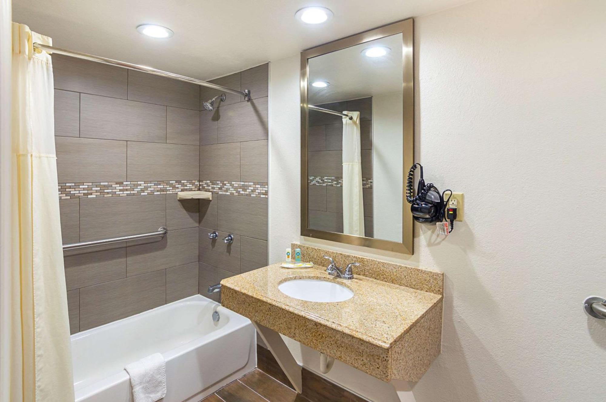 King Room Tub Disability Access or Non Smoking or Ground floor,1642960986:JPEG