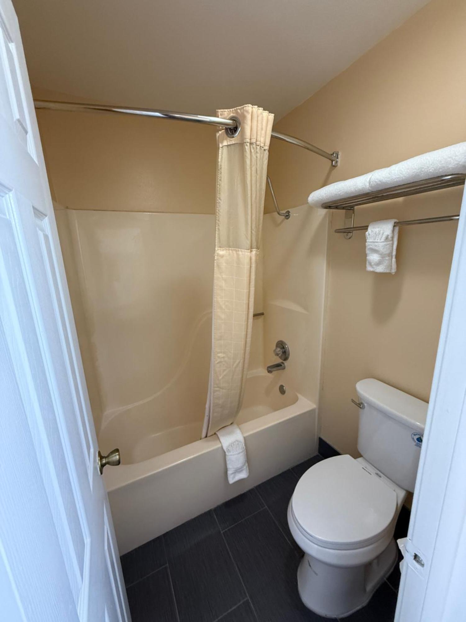 Queen Room with Two Queen Beds - Smoking,1661115927:JPEG