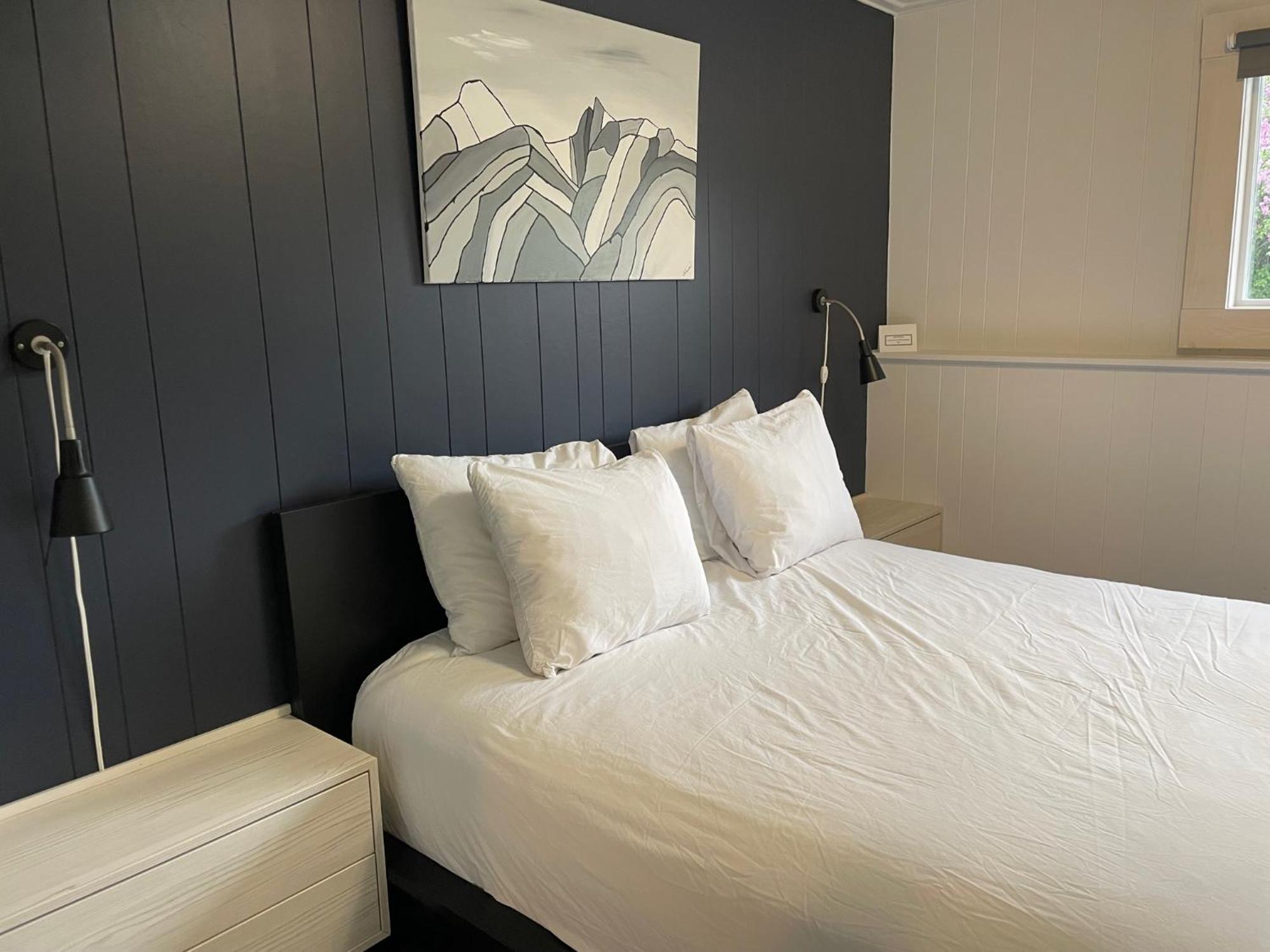 Suite de 1 dormitorio con cama grande y cocina