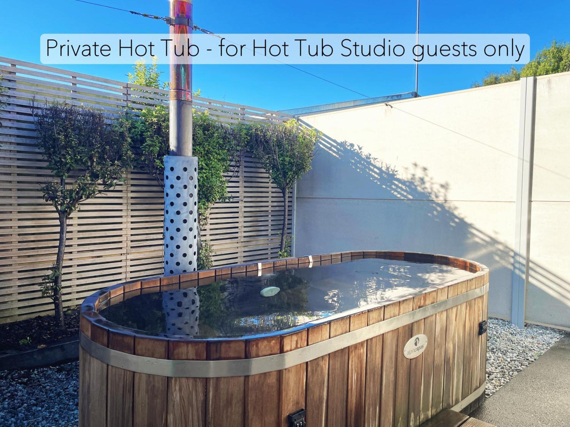 Studio Hot Tub