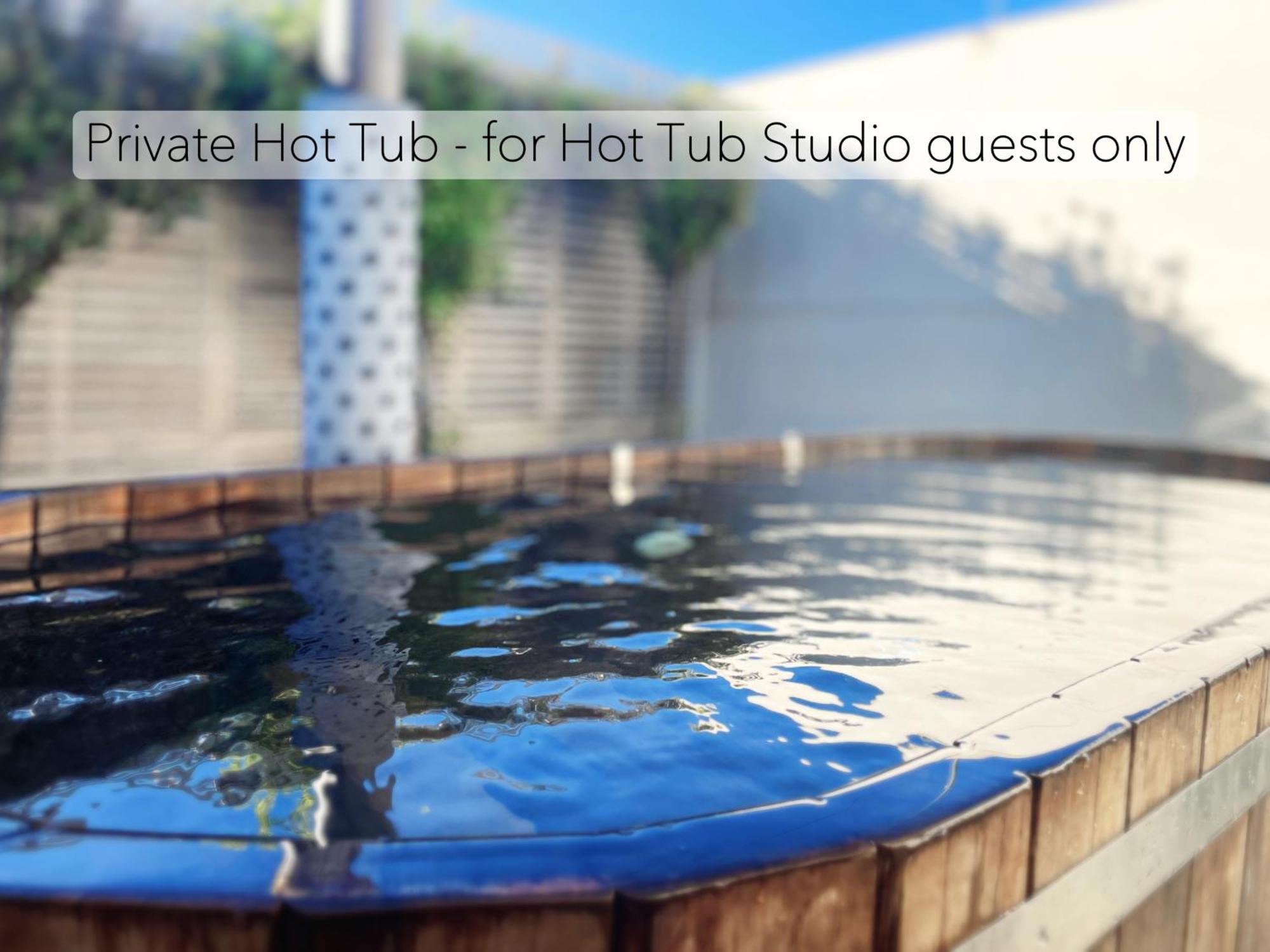 Studio Hot Tub