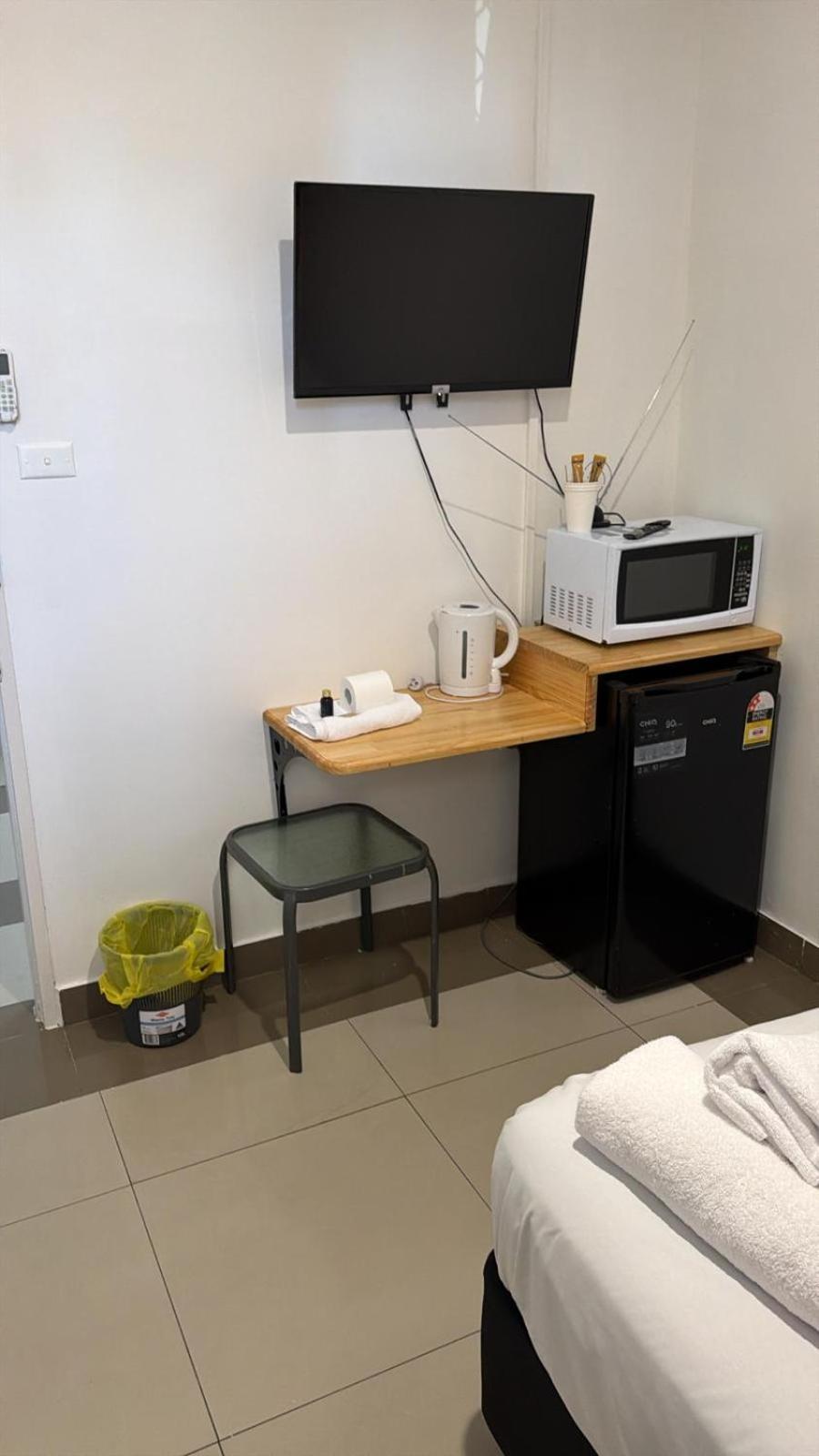 Chambre Simple avec Toilettes et Douche Communes