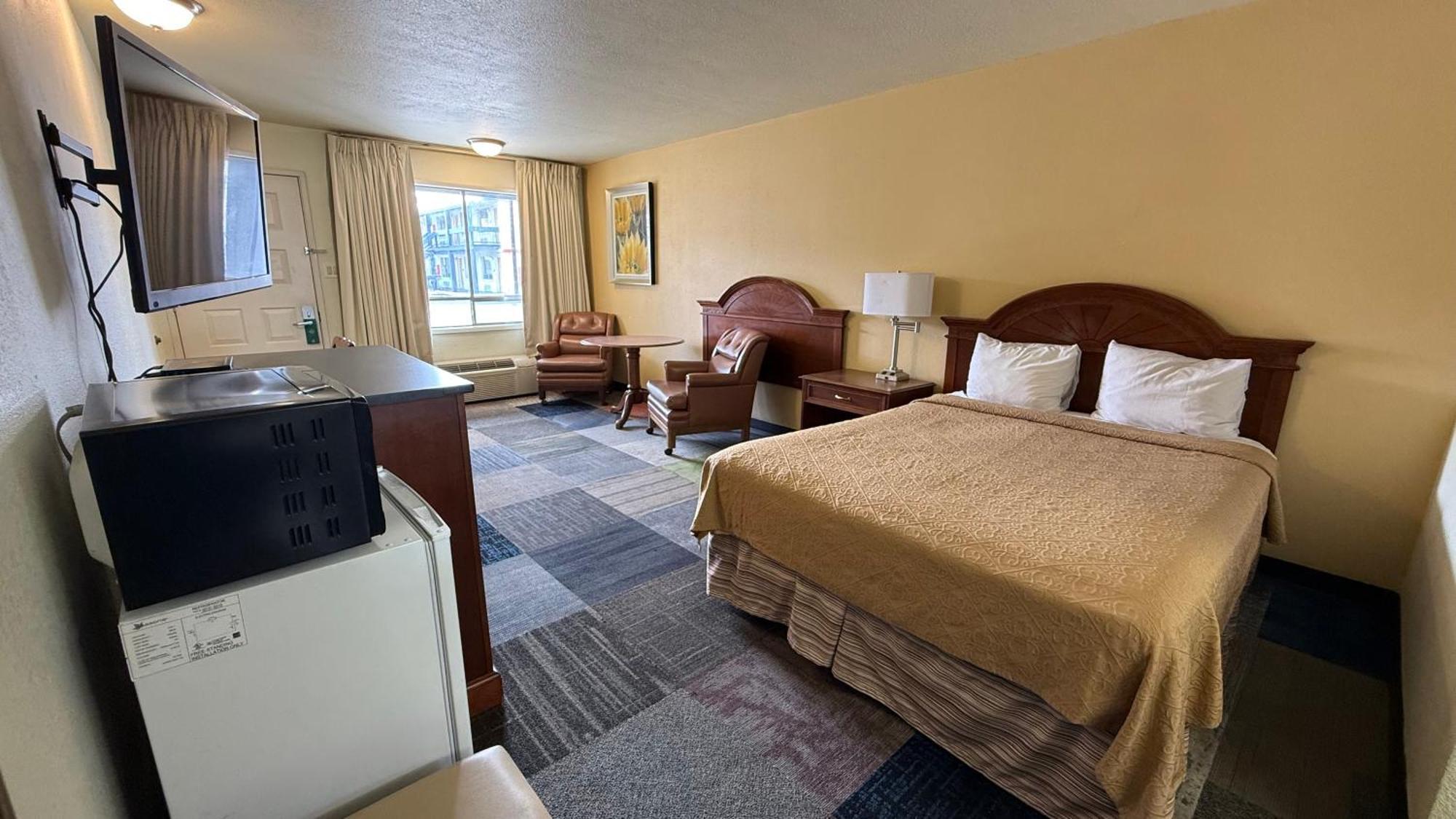 Queen Room with One Queen Beds - Non-Smoking - Pet Friendly,1756470344:JPEG