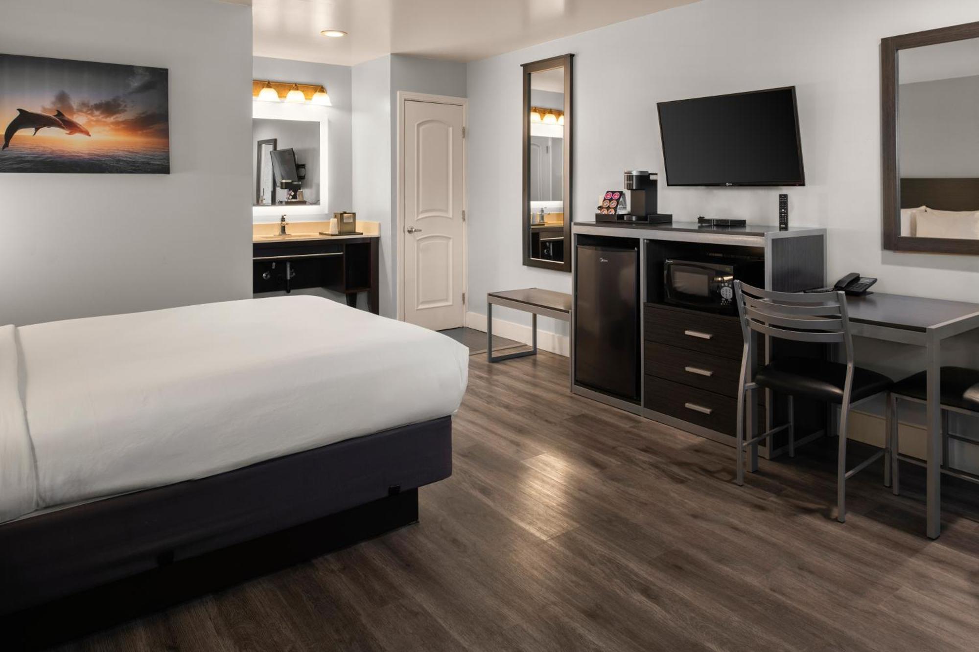 Habitación con cama extragrande.