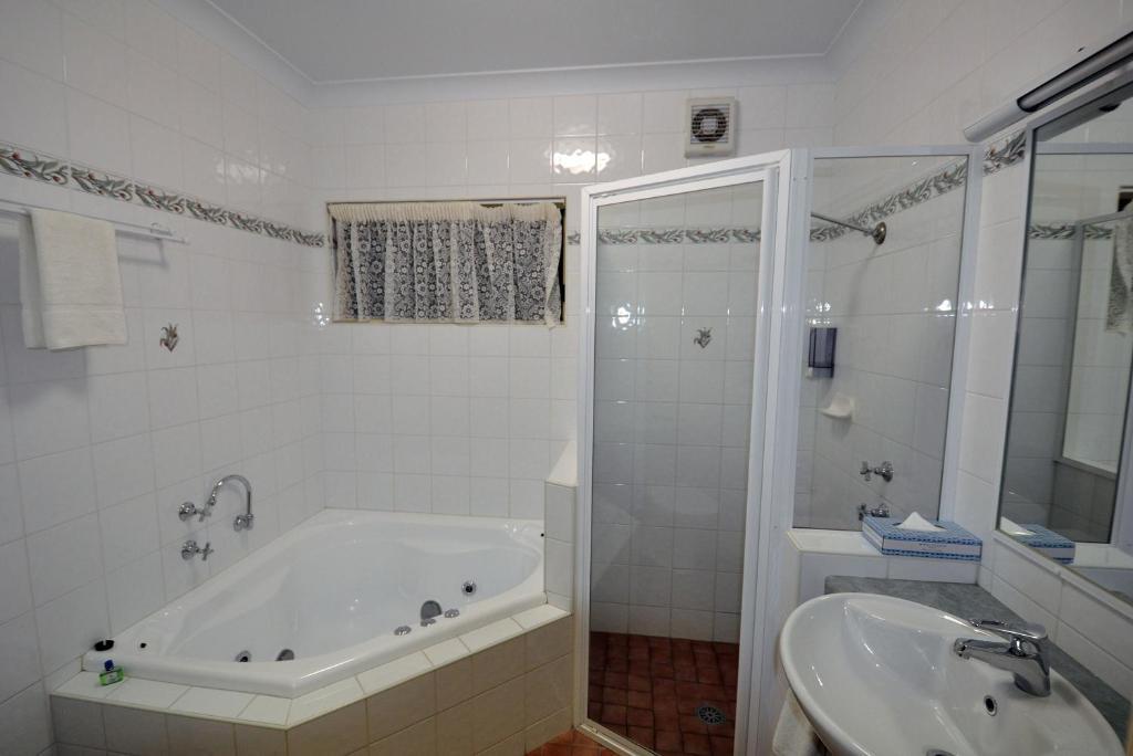 Deluxe Suite with Spa Bath