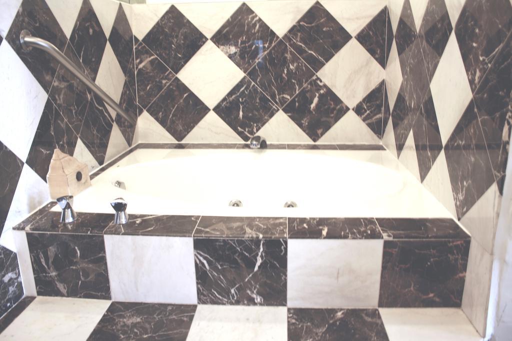 Queen Room,267377465:JPEG