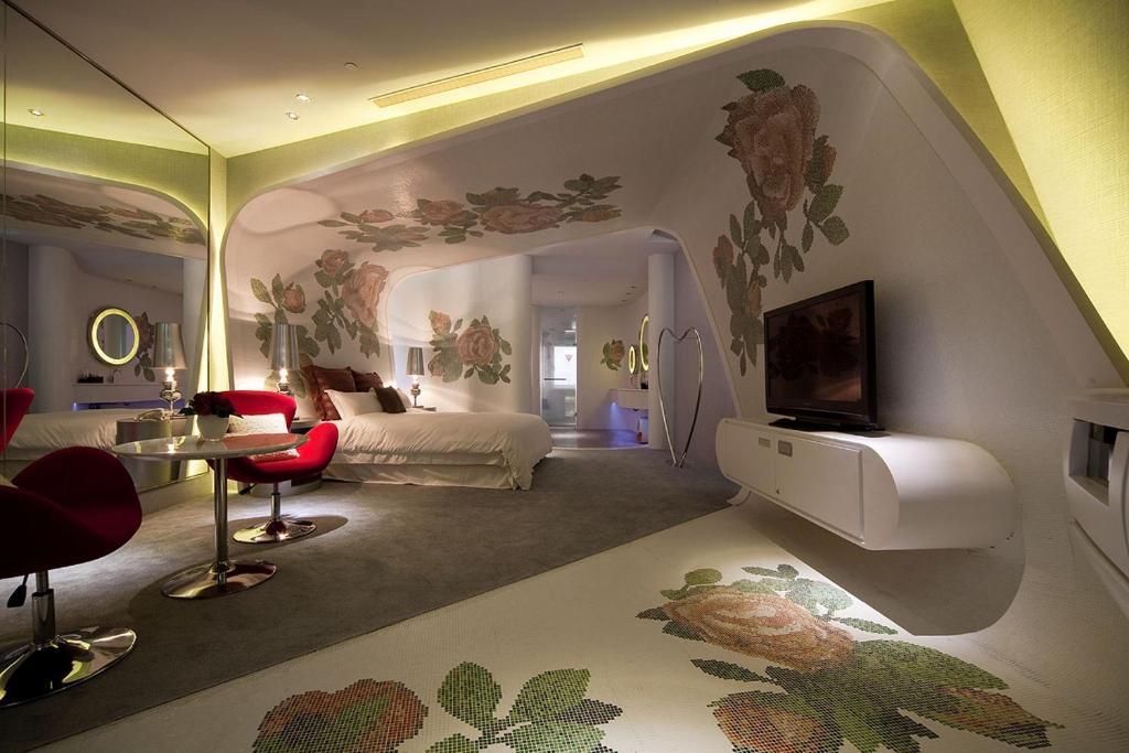 Trendy Queen Room Check After 2000,26504300:JPEG