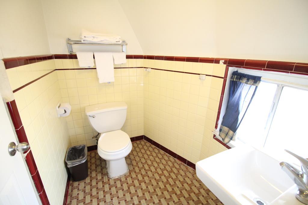 Habitación con cama grande