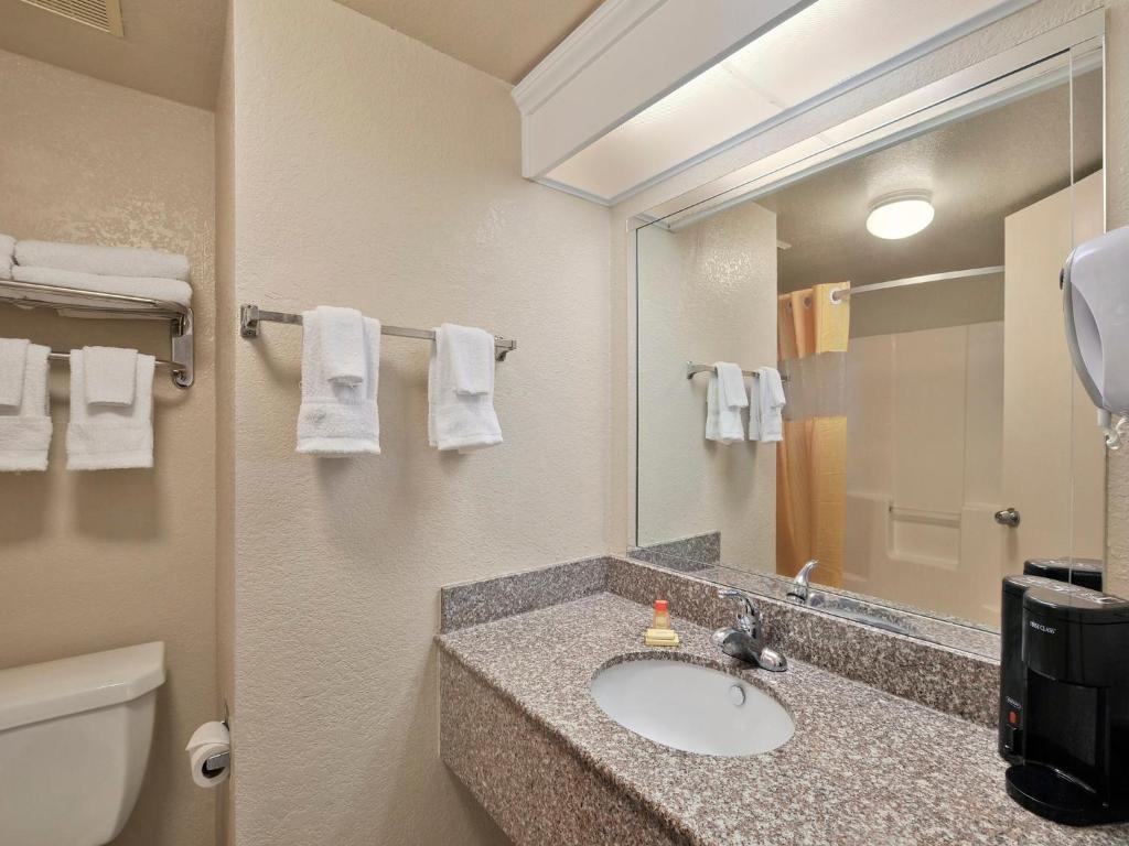 Habitación con cama extragrande.