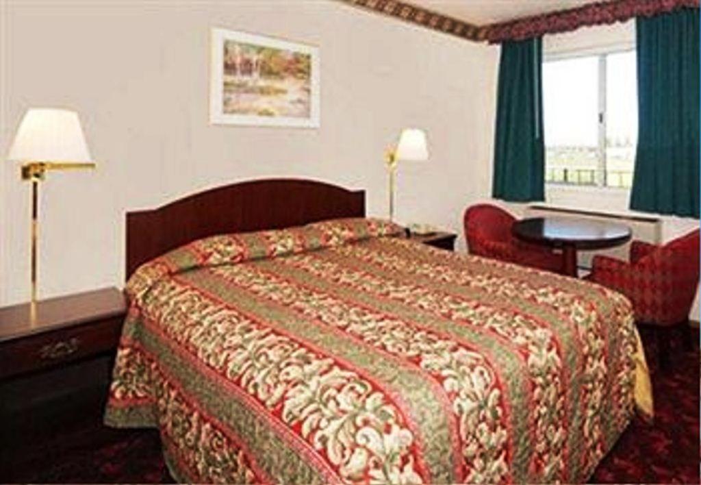 Queen Room - Non-Smoking