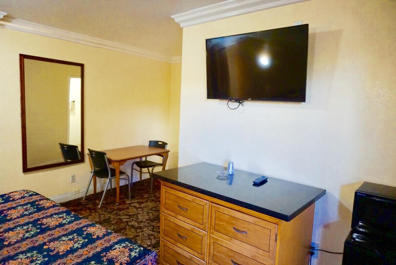Habitación con cama extragrande.