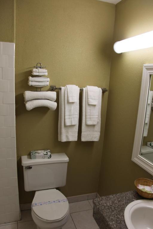 Habitación con cama grande