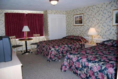 Queen Room with Two Queen Beds (Max 4 Occupants Including Children)