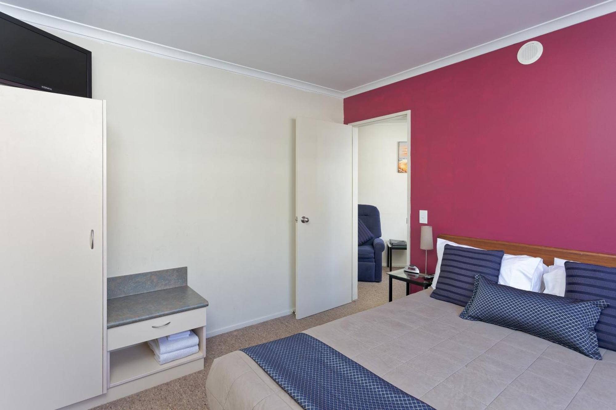 Deluxe One-Bedroom Apartment