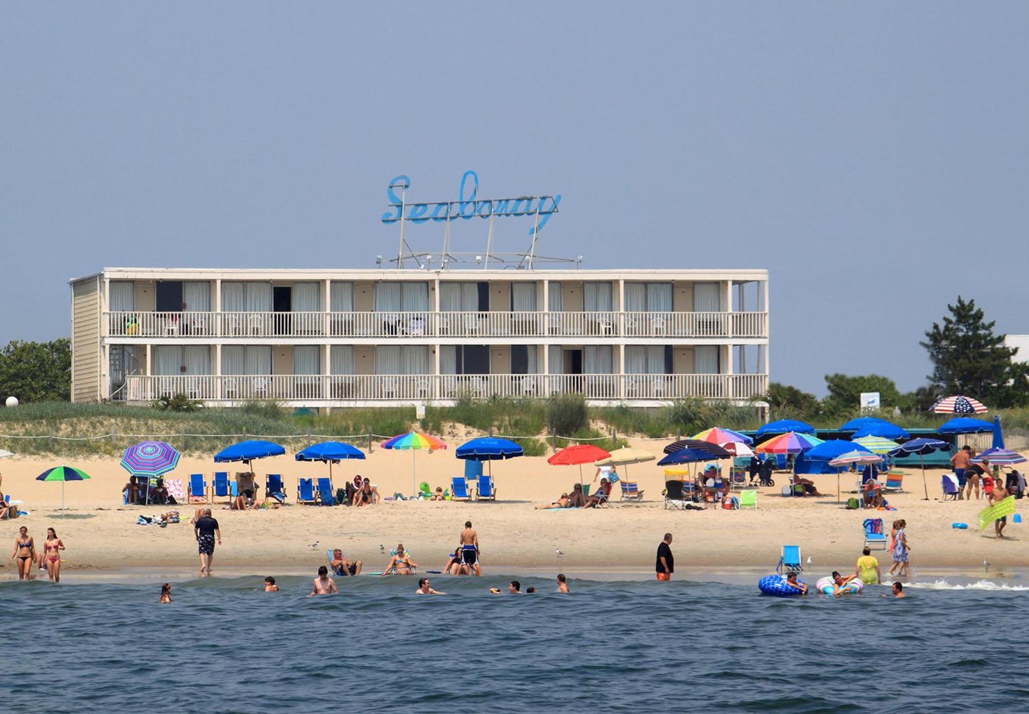 Beachfront or No view of Ocean or 2 double beds,682541721:JPEG