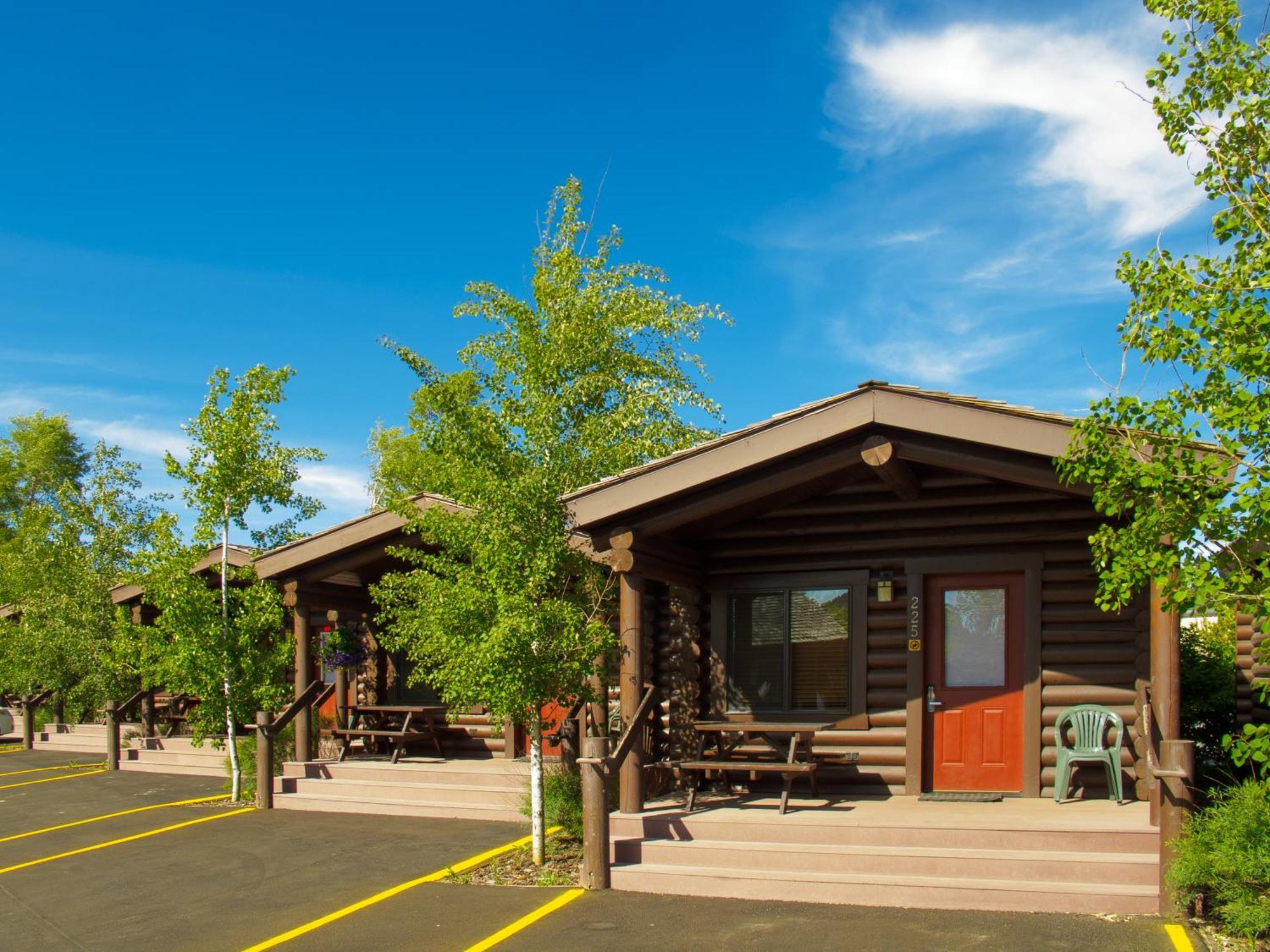 Log Cabin with two queen beds