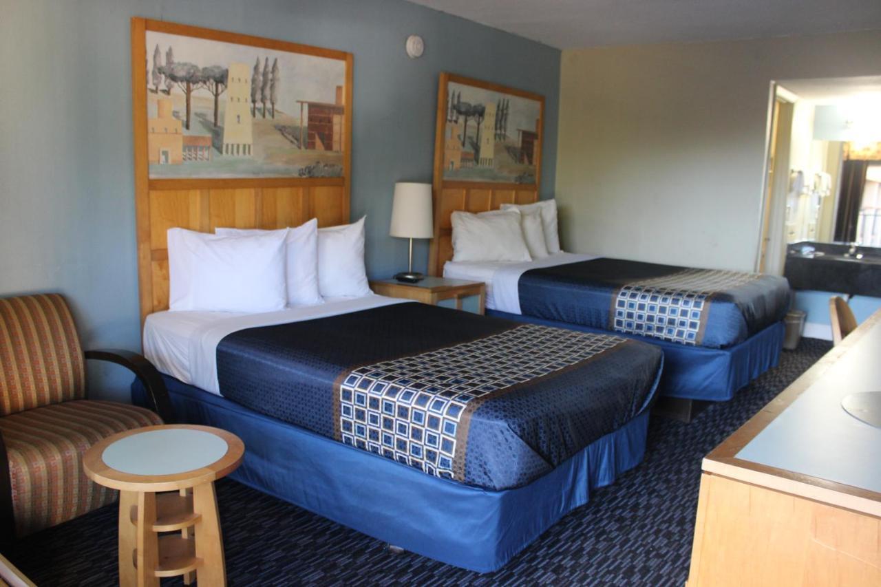 Deluxe Two Double Beds - Non-Smoking,933582931:JPEG