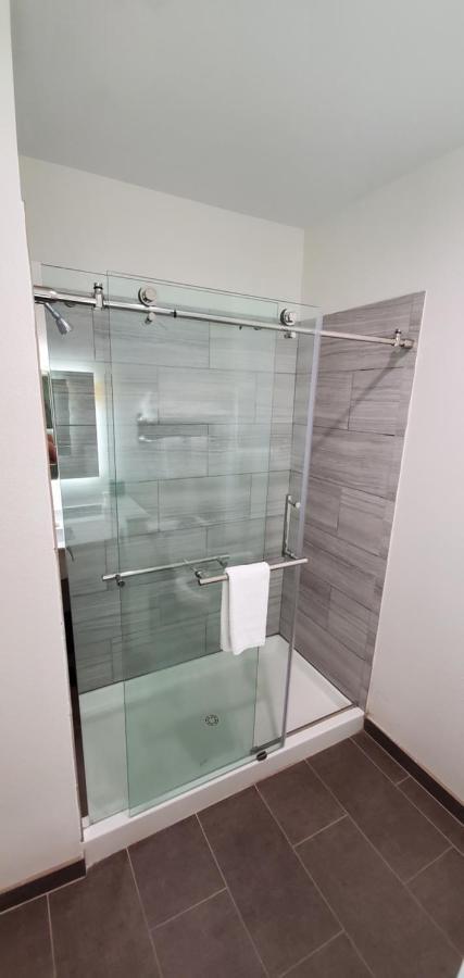 Deluxe King Suite,947318758:JPEG