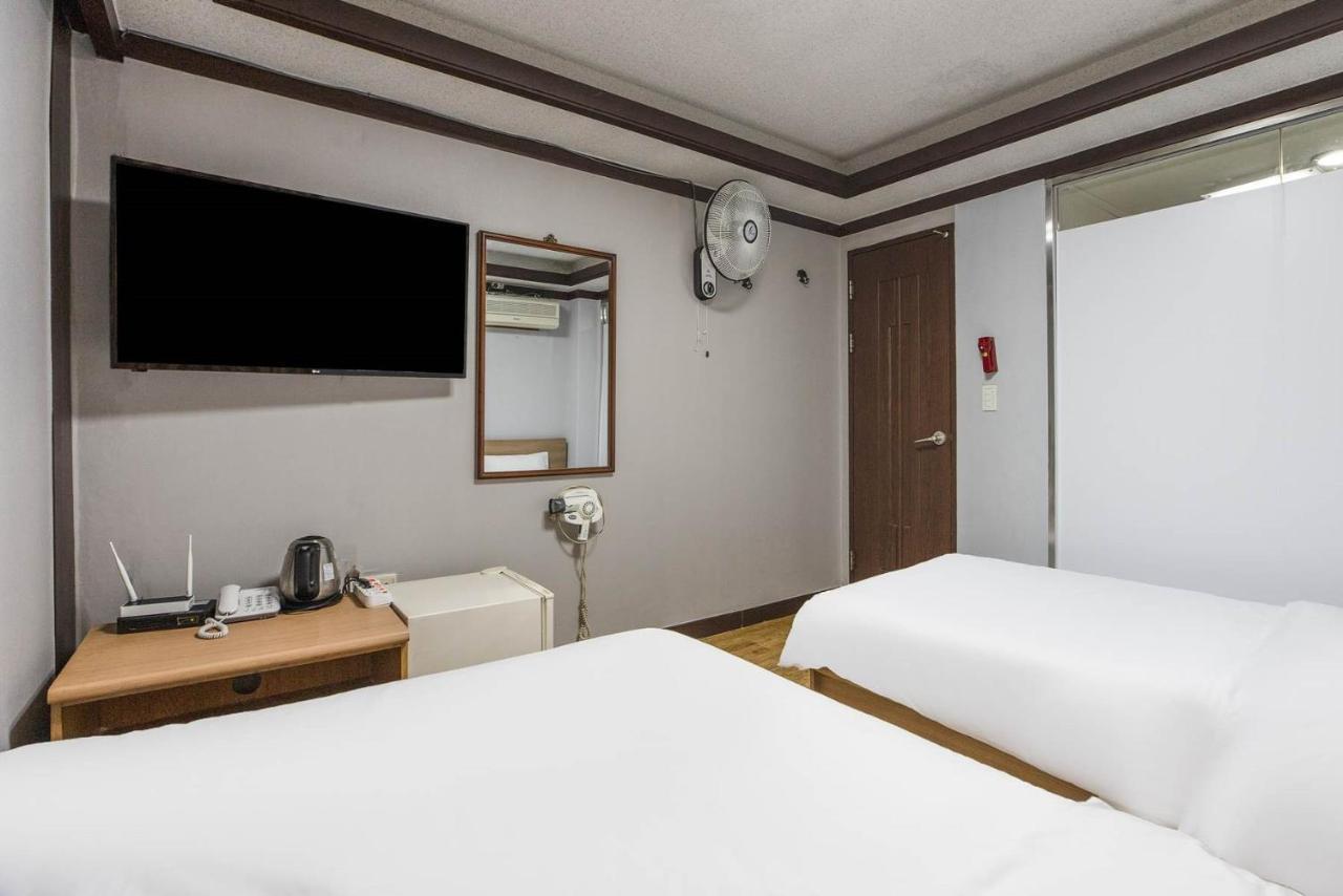 Dreibettzimmer mit Dusche