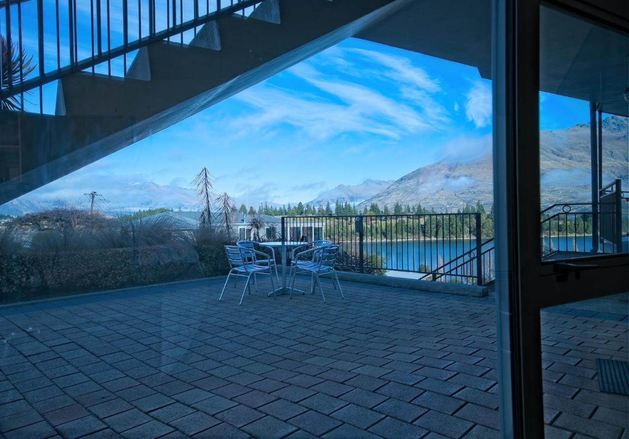 Small Studio with Lake View,18765239:JPEG