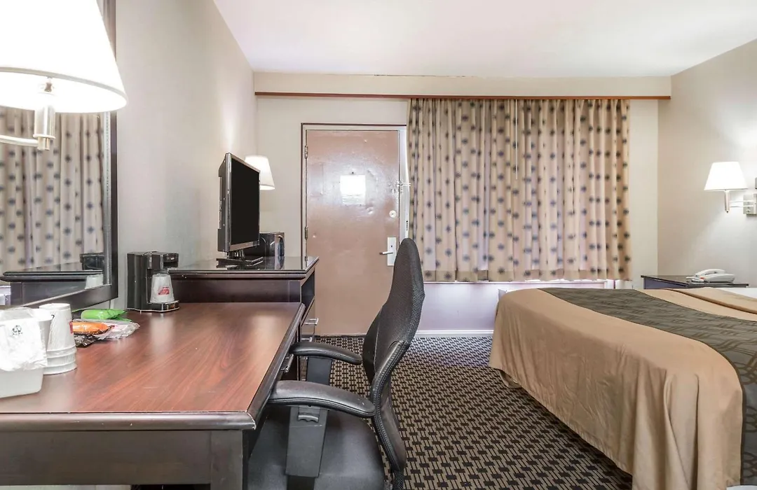 Econo Lodge-1