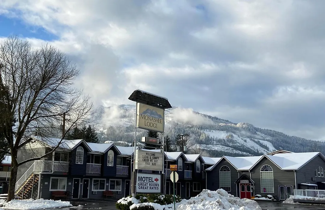 Monashee Lodge-1