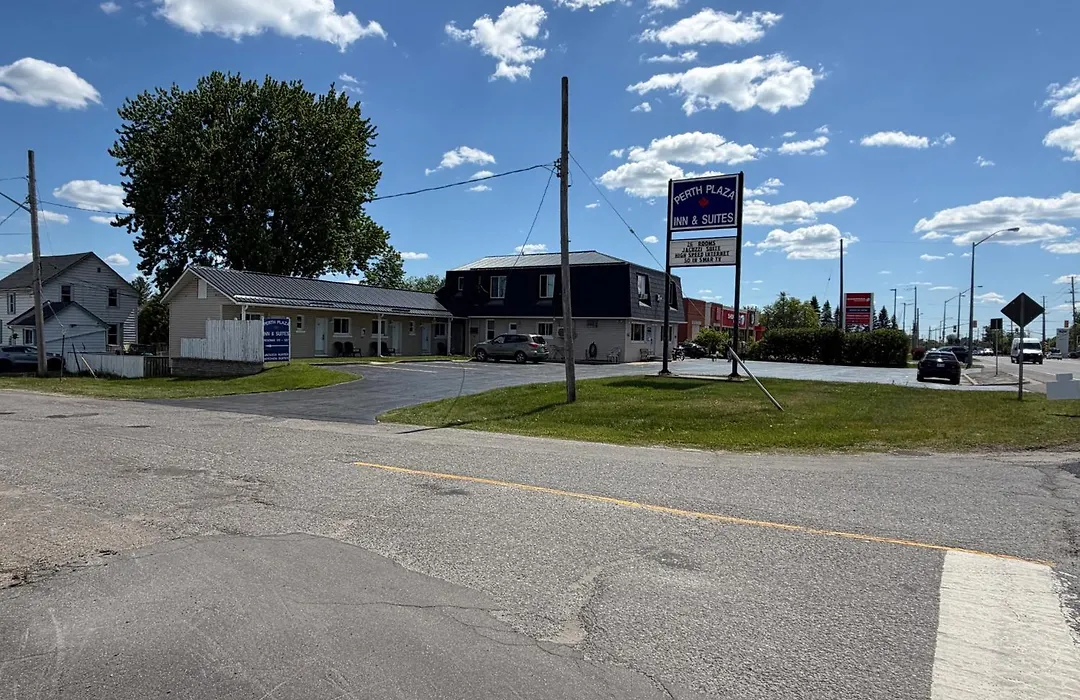 Perth Plaza Inn & Suites-1