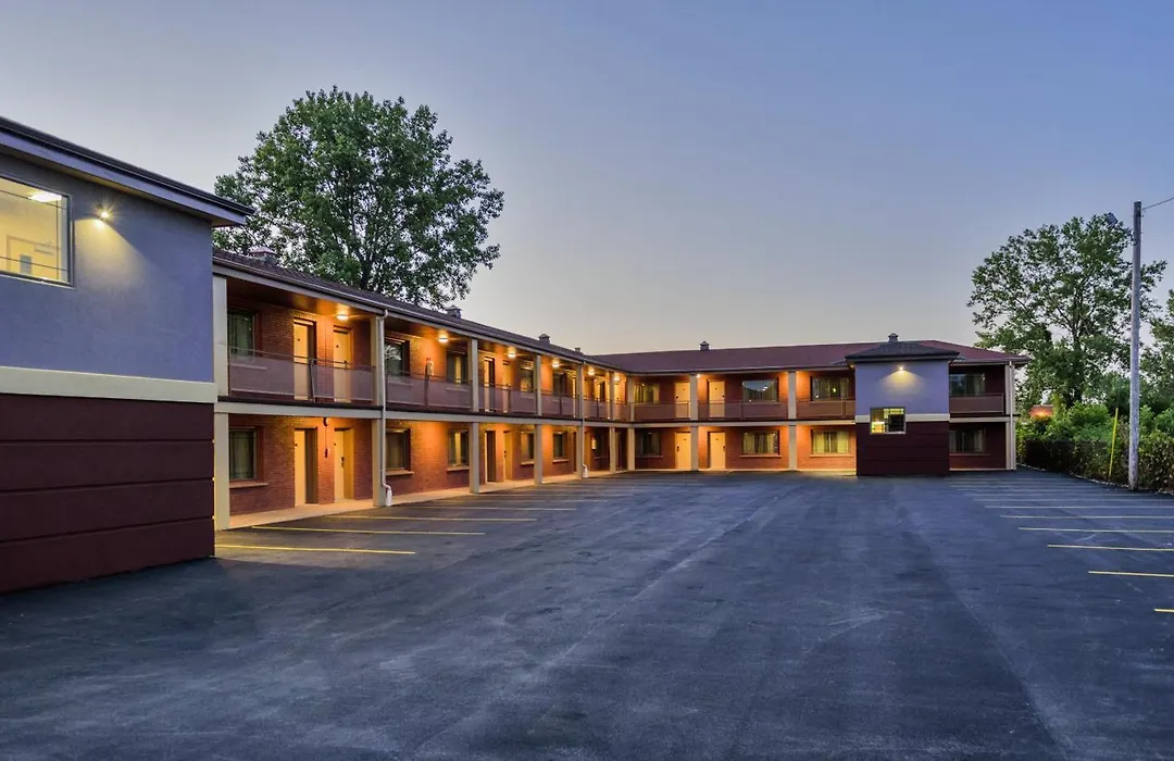 Aarya Hotel By Niagara Fashion Outlets-1