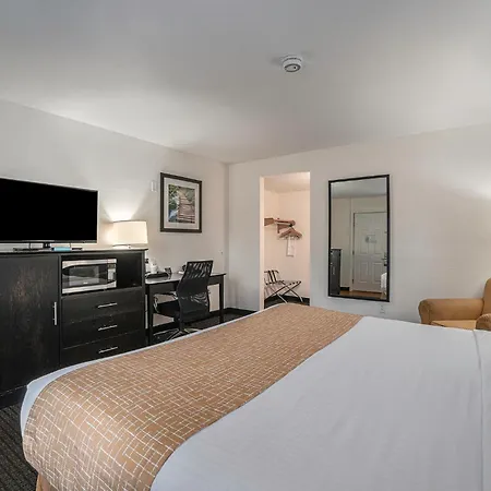 Travelodge By Wyndham Traverse City Mi-3