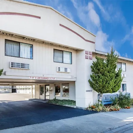 Super 8 By Wyndham Bishop-3
