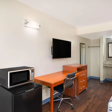 Travelodge By Wyndham Albuquerque West-3