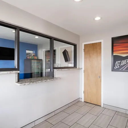 Travelodge By Wyndham Albuquerque West-2