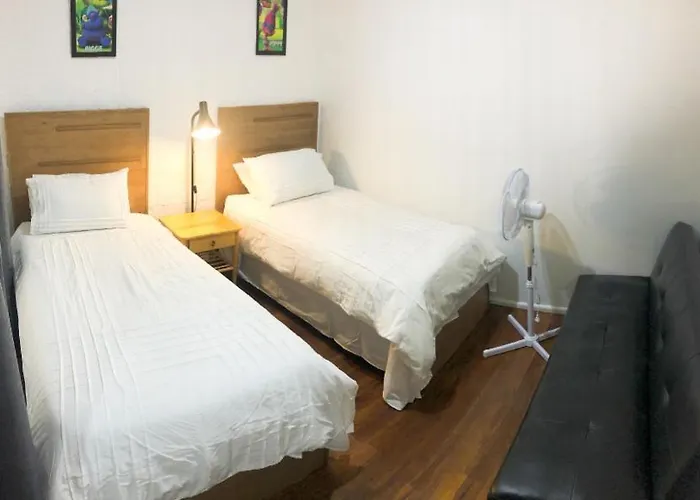 B&B: Low Price Clean Linen And Free Stuff No 2 Plenty Of On Street Parking G1