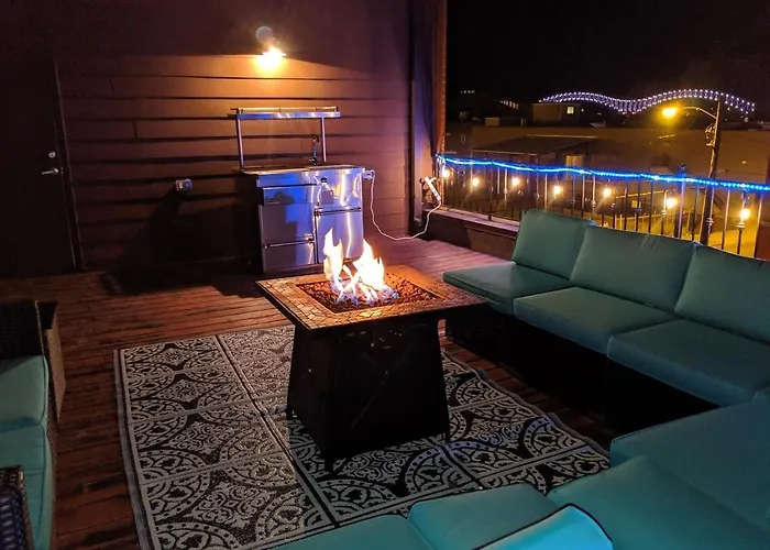 Vacation home: 3 Blocks To Beale, 4B 6B, Garage, Roof Top Deck, Hot Tub, View, Sleeps 18