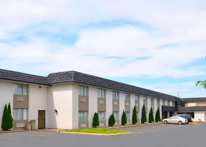 3 star hotel: Magnuson Hotel East Sandusky