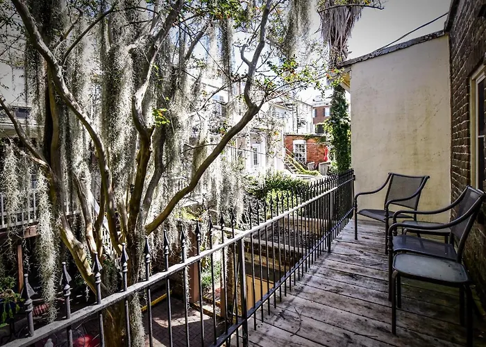 Pet Friendly hotel: Savannah Bed & Breakfast Inn